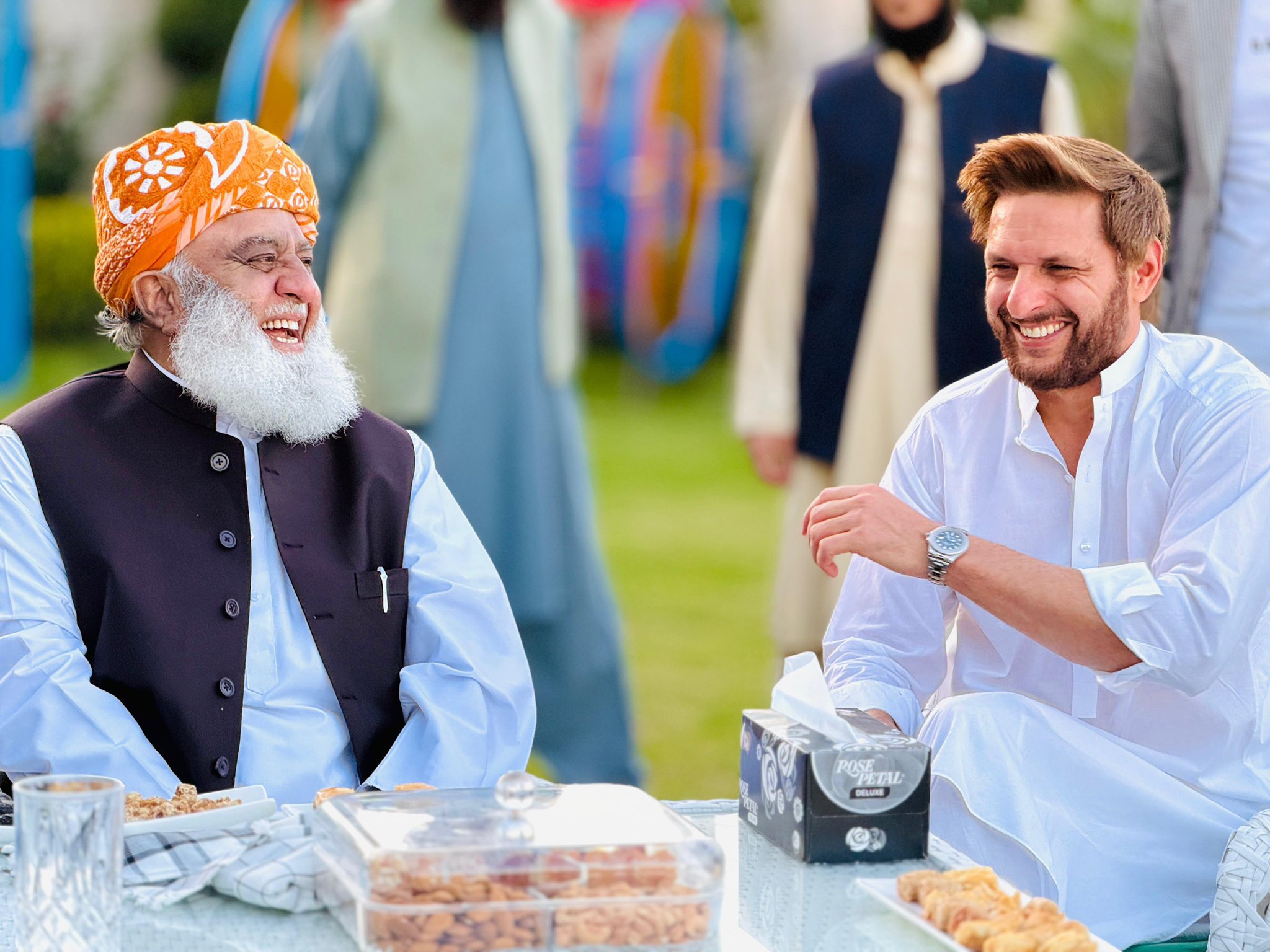 کیا جماعت اسلامی سے یہ درخواست کی جا سکتی ہے کہ وہ اپنے تربیتی نصاب میں مولانا فضل الرحمن کو ایک مضمون کے طور پر شامل کر لے اور مرکزی قیادت کو پابند کیا جائے کہ دن میں دو بار اس مضمون کا مطالعہ کرے تا کہ اسے معلوم ہو، سیاست کیا ہوتی ہےاور سیاسی بصیرت کسے کہتے ہیں؟